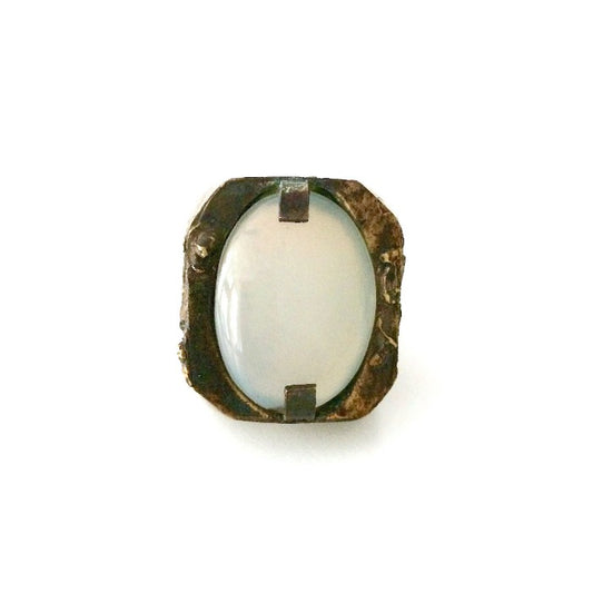 Grande bague rectangulaire en bronze patiné ornée d'une agate blanche ovale.