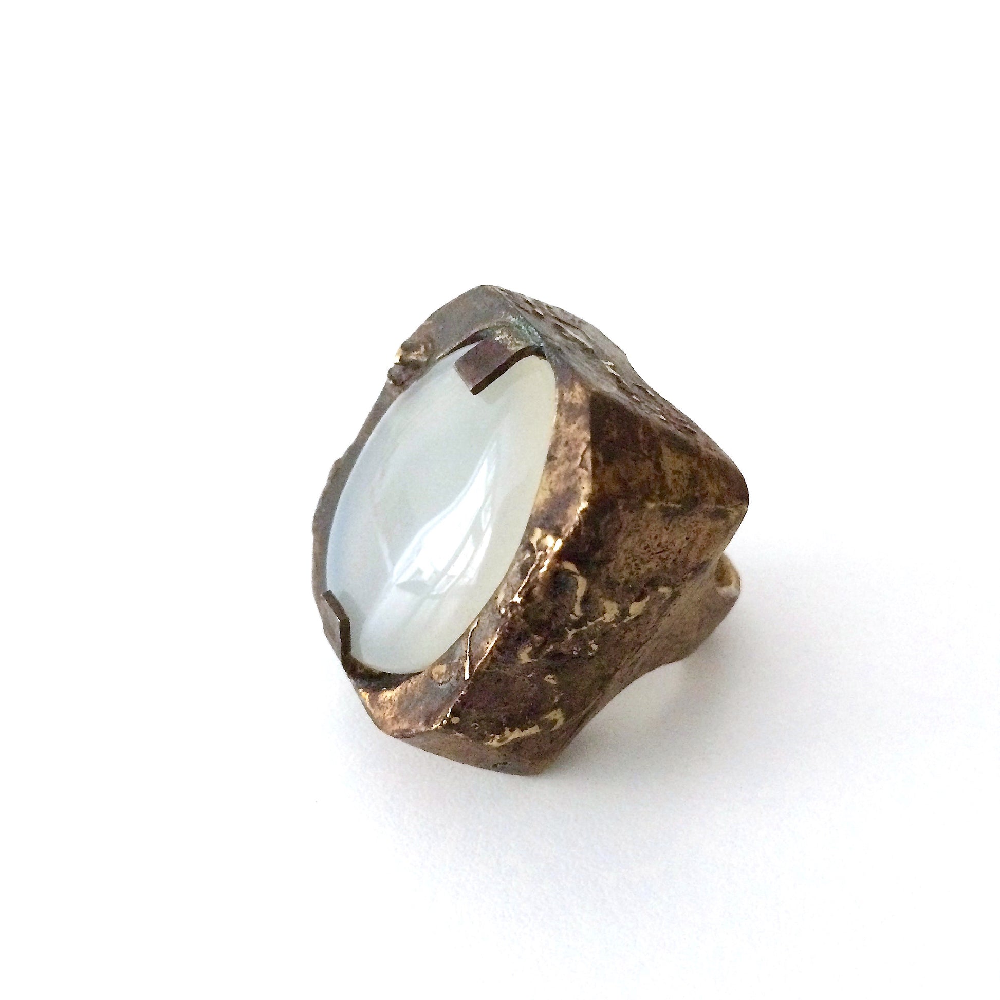 Grande bague rectangulaire en bronze patiné ornée d'une agate blanche ovale.