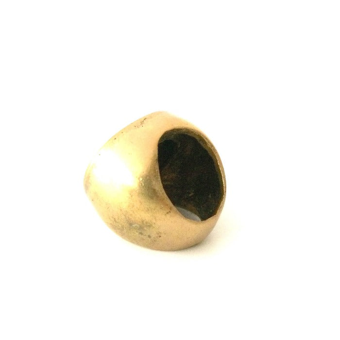 Bague ronde en bronze patiné.