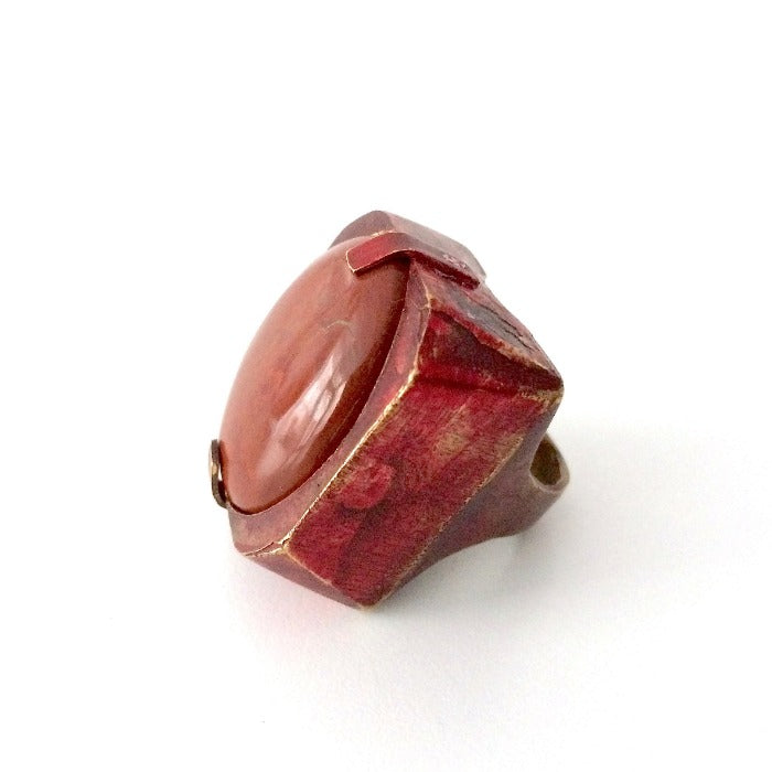 Grande bague rectangulaire en bronze avec patine acrylique et jaspe rouge ovale. 