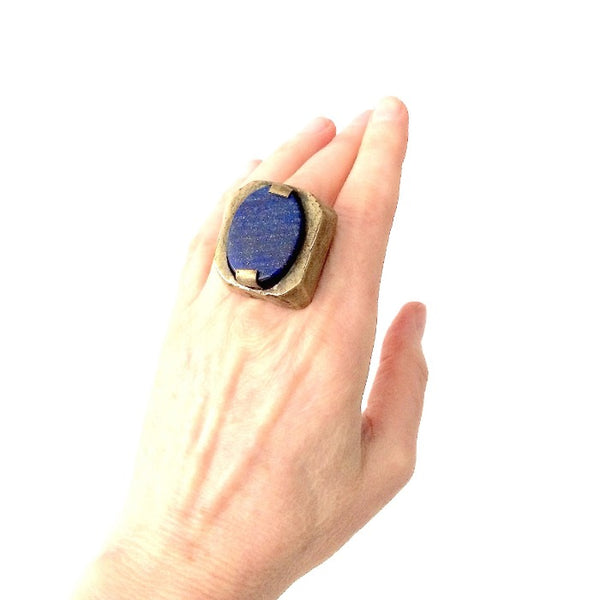 Grande bague rectangulaire en bronze, au centre un lapis-lazuli ovale serti 2 griffes. Pièce unique.