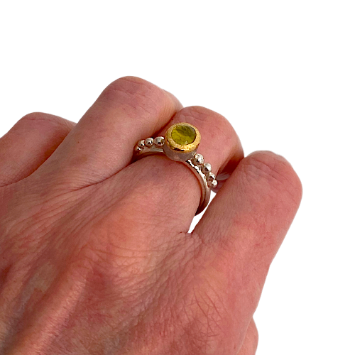 Bague solitaire argent gravé, sertissage tourmaline ovale jaune en or jaune 18K.pièce unique