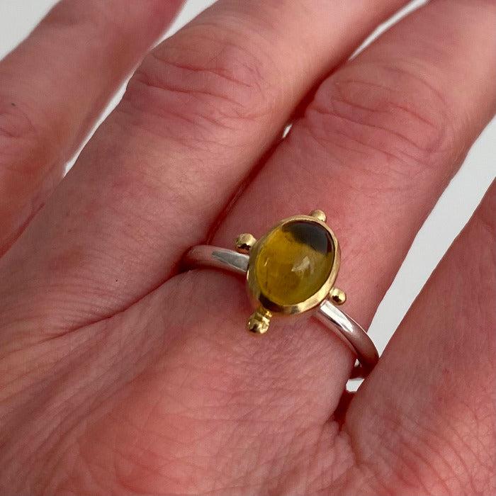 Bague Solitaire en argent gravé, tourmaline ovale jaune doré serti clos or jaune orné de 4 perles d'or. pièce unique.